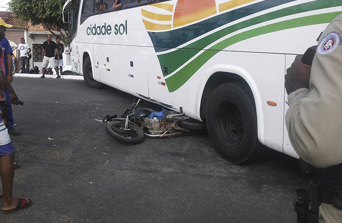 Motociclista fica gravemente ferido ao colidir com ônibus 