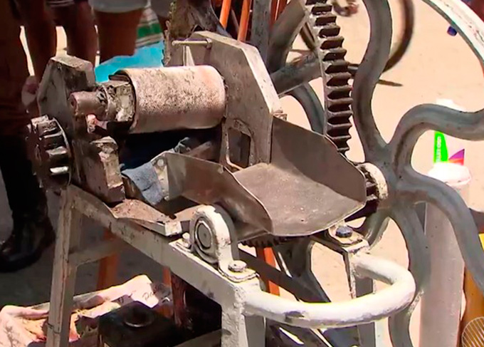 Vendedor prende mão em máquina de moer cana 