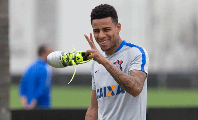 Bahia anuncia atacante Gustavo e mais dois reforços