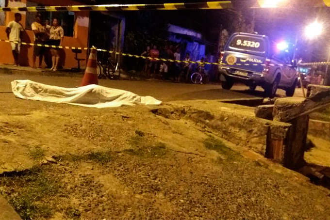 Homem de 34 anos é morto a tiros na porta de casa 