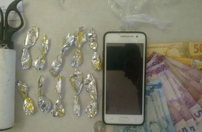 Mulher é presa com cocaína dentro de pacote de fralda 