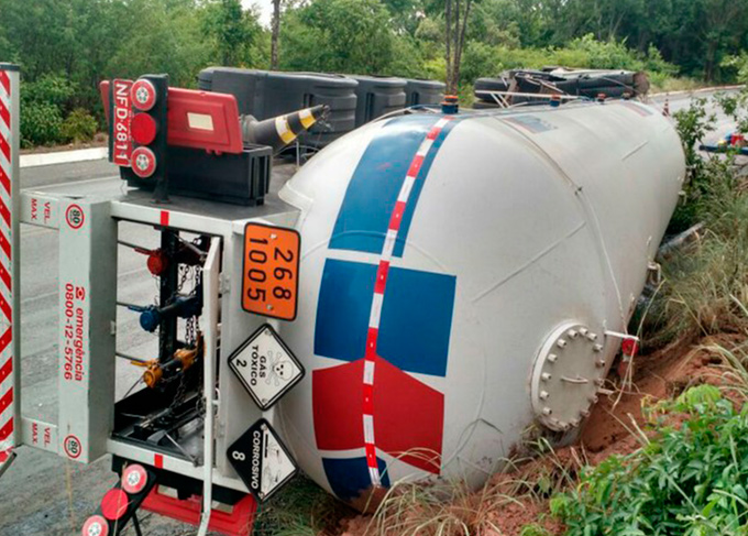 Carreta carregada de componente químico tomba na BR-242 