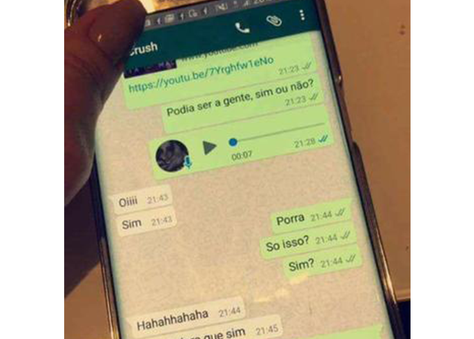 Anitta leva gelo de paquera e expõe pretendente na web