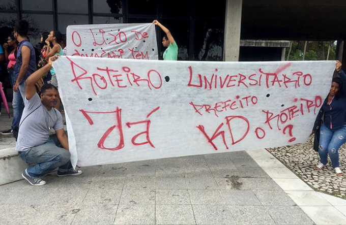 Universitários protestam contra suspensão de transporte gratuito