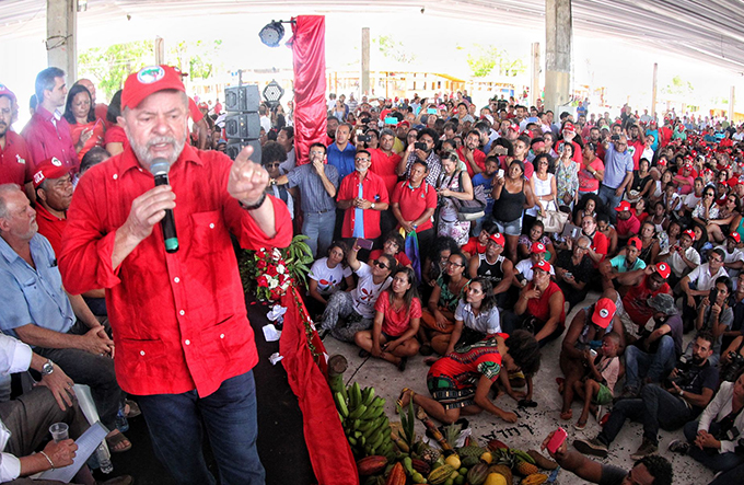 Em Brasília, Lula pede que militantes se preparem para a luta