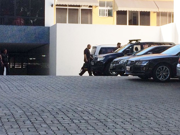  PF deixa condomínio de Geddel com maleta nas mãos
