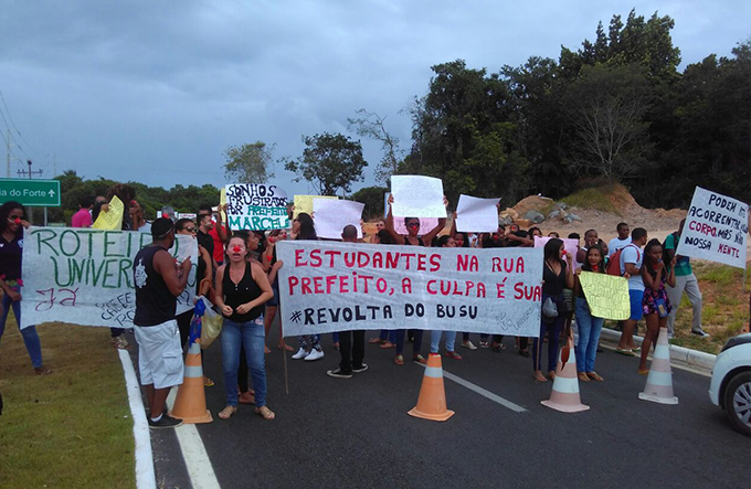 Estudantes do litoral bloqueiam entrada de Praia do Forte