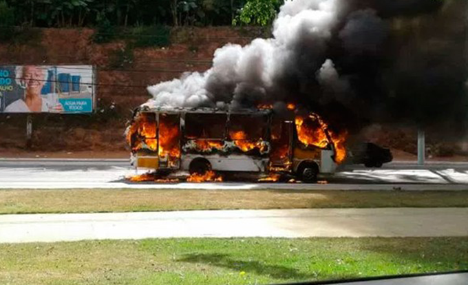 Três ônibus são incendiados em ataques em Simões Filho