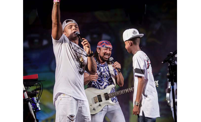 Bell Marques canta hit com a banda Lá Fúria durante show