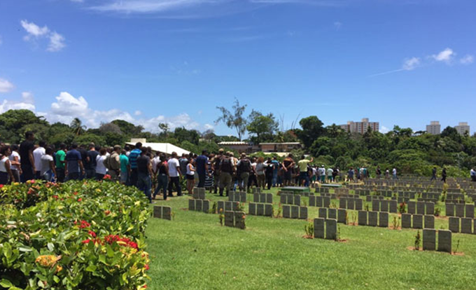 Corpo de PM morto em assalto a ônibus é enterrado em Salvador