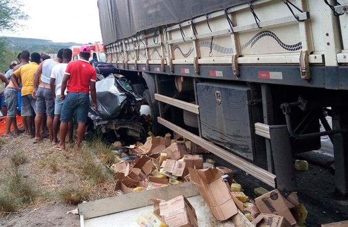 Quatro pessoas morrem em acidente entre carro e carretas