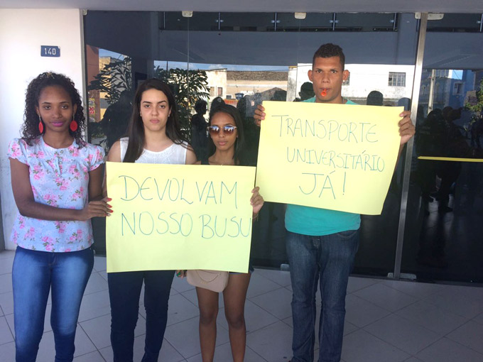 Estudantes voltam a protestar por auxílio transporte 