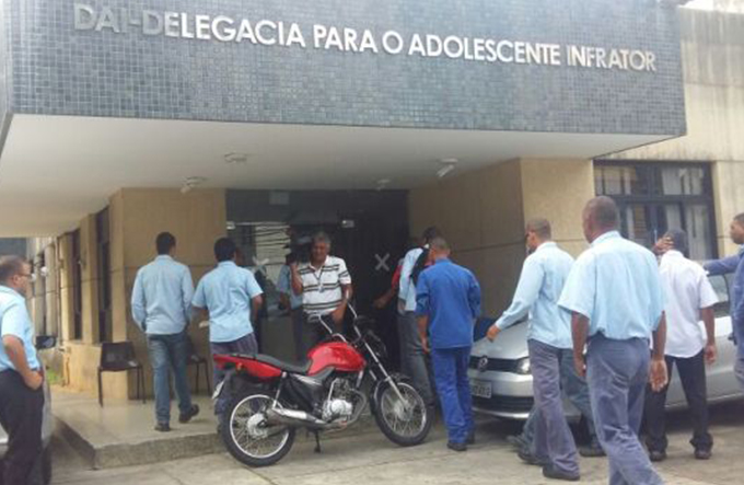 Polícia frustra assalto a ônibus com funcionários da Ford