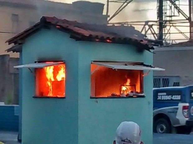 Quiosque pega fogo após explosão de botijão de gás 
