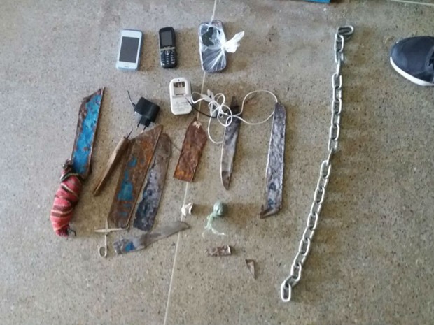 Polícia apreende facas, celulares e drogas em delegacia 