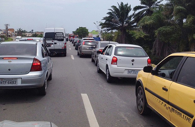 Procissão em Guarajuba altera tráfego na Estrada do Coco