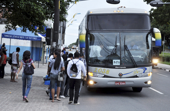 Secretário garante transporte para todos os universitários