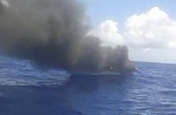 Embarcação pega fogo em alto mar e naufraga em Salvador