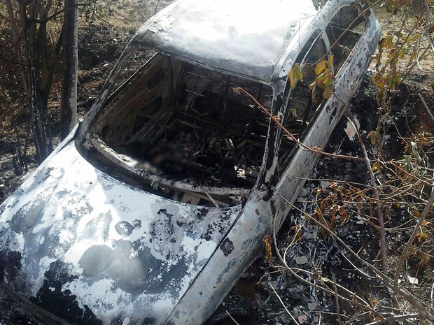 Corpos são achados carbonizados dentro de carro incendiado