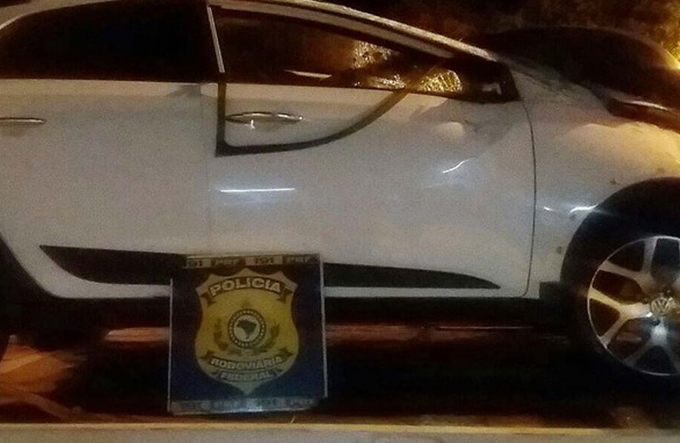 Carro capota e durante resgate PRF descobre que veículo é roubado