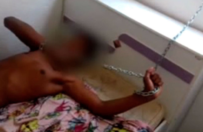 Desesperada, mãe acorrenta filho de 14 anos viciado em crack