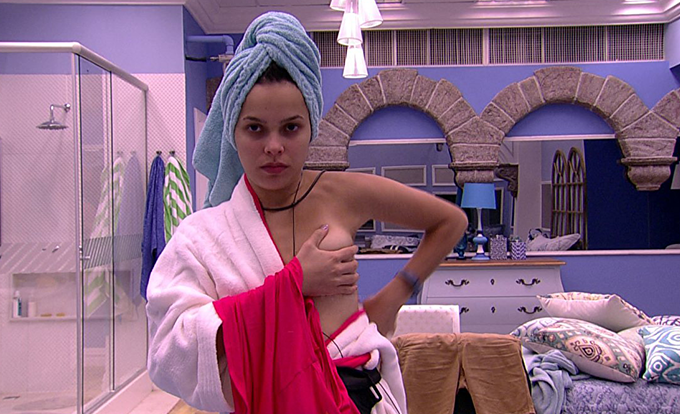 Mayla se atrapalha e mostra demais ao trocar de roupa