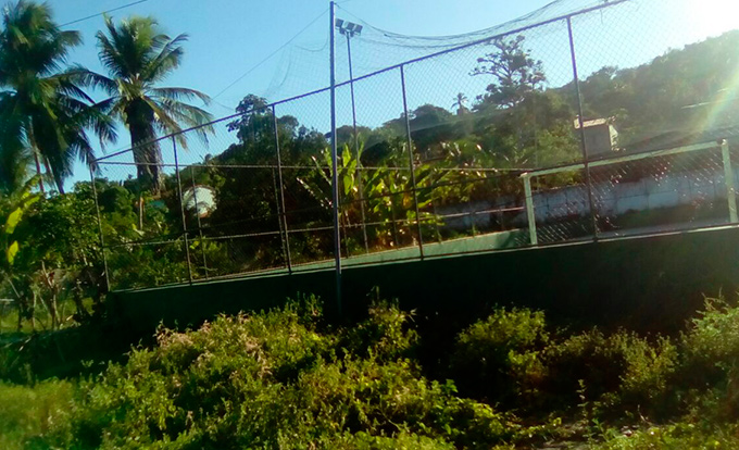 Moradores denunciam abandono em quadra esportiva 