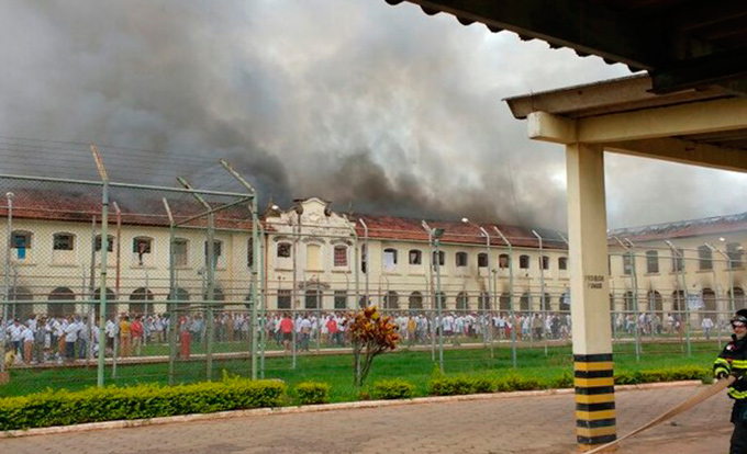 Rebelião resulta em fuga de 200 presos em penitenciária 