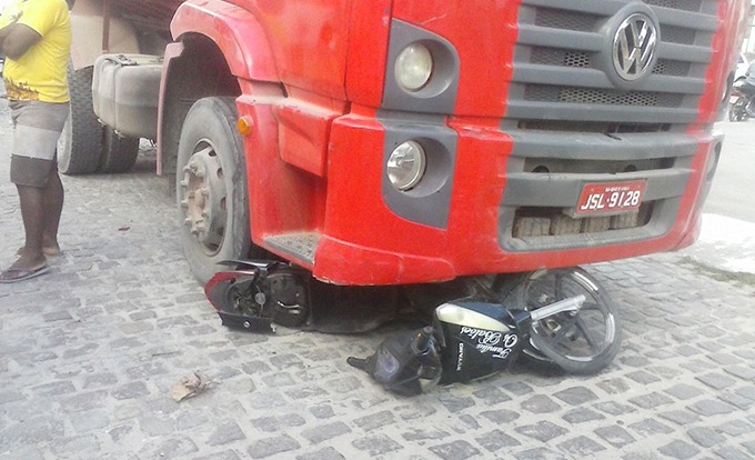 Acidente entre caminhão e motocicleta deixa dois feridos
