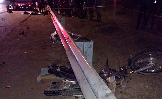 Casal em moto é lançado em guard-rail após batida e morre; fotos