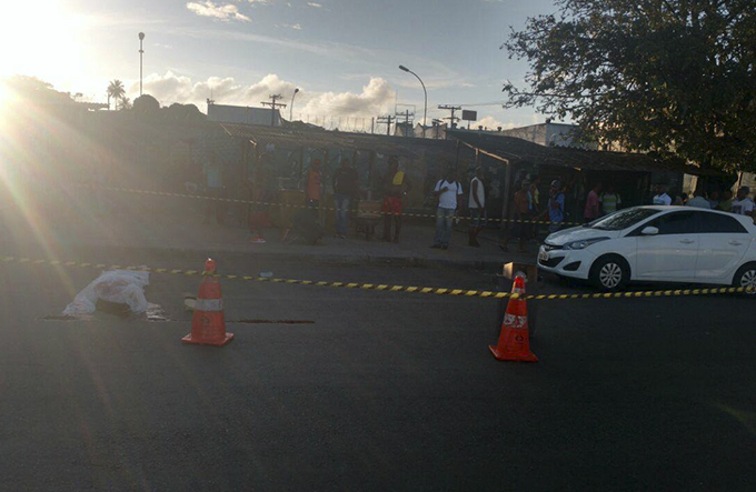 Homem é morto próximo a ponto de ônibus na BR-324