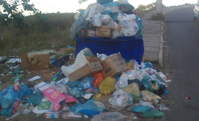 Moradores denunciam a falta de coleta de lixo em Imbassaí 