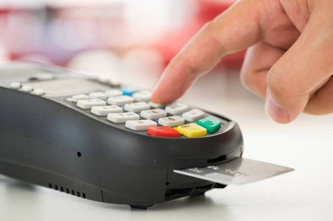 Gastos com juros do cartão de crédito podem cair pela metade 