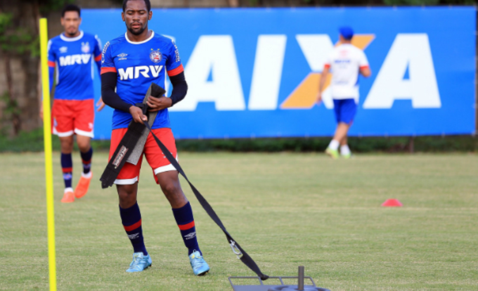 Diretoria tricolor quer emprestar lateral-direito Tinga