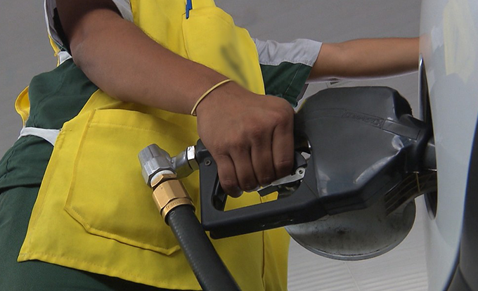 Preço da gasolina cai após 3 semanas seguidas de alta