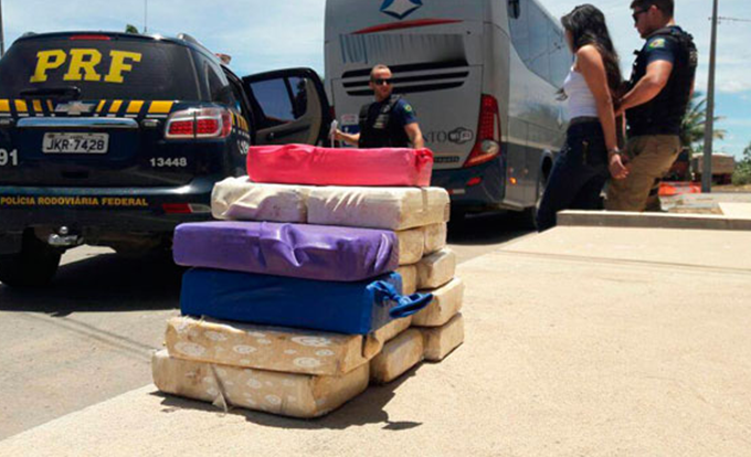 Jovem é presa com 5 Kg de crack em rodovia baiana