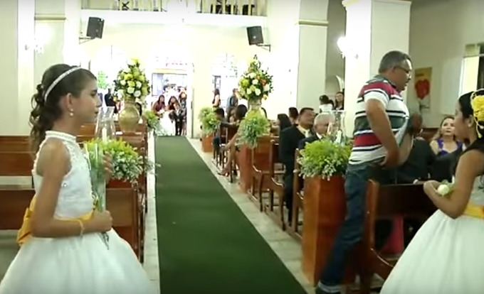 Homem invade casamento e atira em convidados; veja vídeo