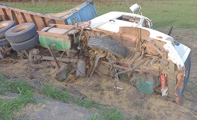 Carreta com soja tomba em rodovia e fica destruída