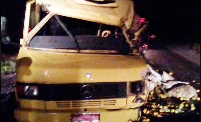 Dois caminhões batem de frente e motorista morre em Alagoinhas 