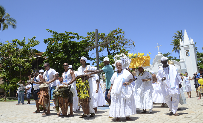 Devotos lotam Praia do Forte e prestigiam Iemanjá