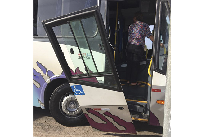 Porta de ônibus quebra e usuária relata situação precária
