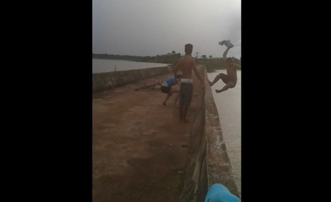 Jovem morre após ser empurrado e cair de ponte; assista
