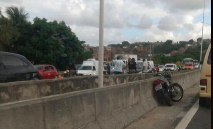 Acidente com carro e moto deixa dois feridos na BR-324