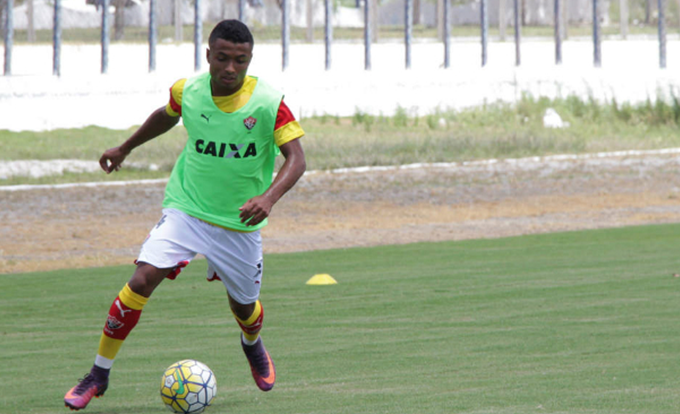 Argel Fucks tem dúvida nas laterais e no meio para estreia