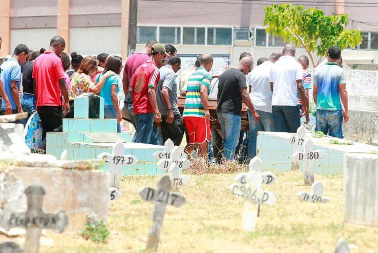 Enterrado corpo do terceiro segurança morto em Pituaçu