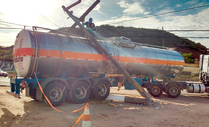 Carreta derruba poste de rede elétrica na BA-093