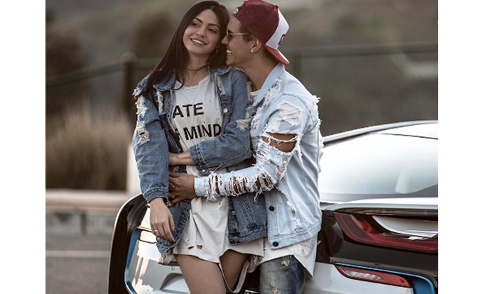 Modelo comemora um mês de namoro com Biel