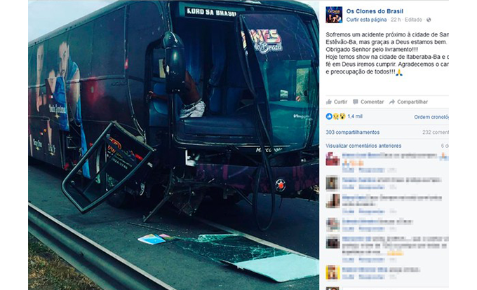 Madeiras caem de carreta e atingem ônibus de banda 