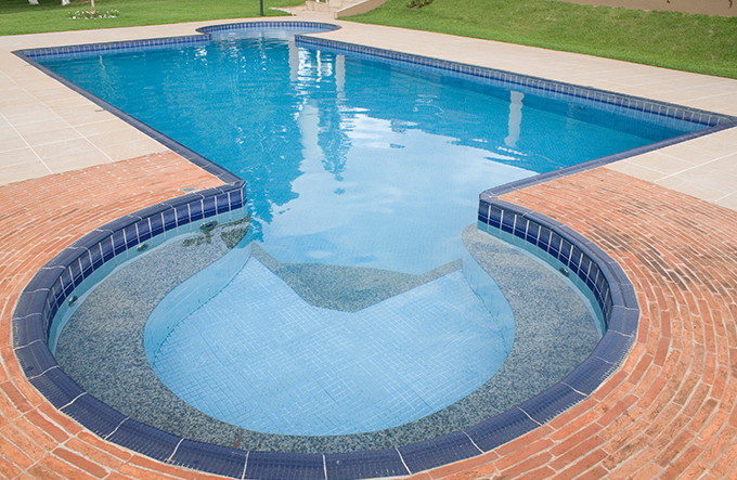 Criança de um ano morre afogada em piscina de condomínio