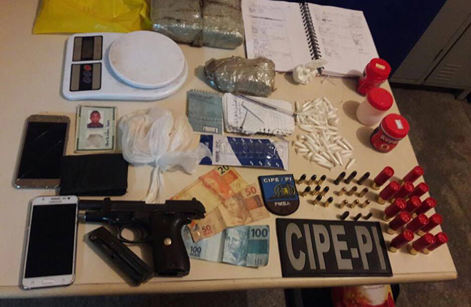 Policiais da Cipe prende acusado com drogas em Pojuca 